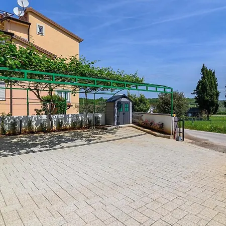 Appartamento Lovely Apartment In Rovinj With Wifi *