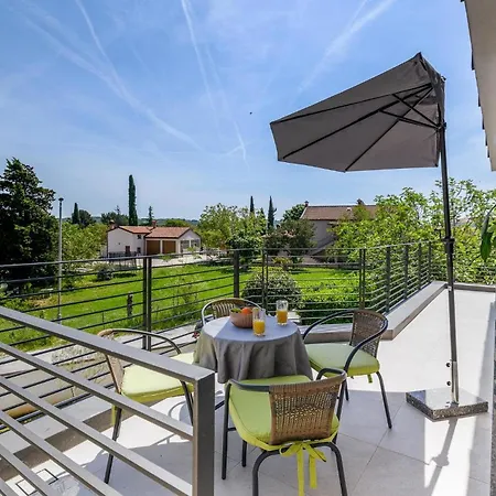 Apartment Stunning In With Kitchen Rovinj