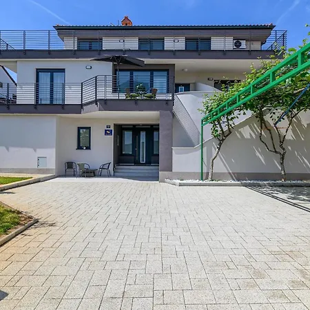 Lovely Apartment In Rovinj With Wifi Appartamento *